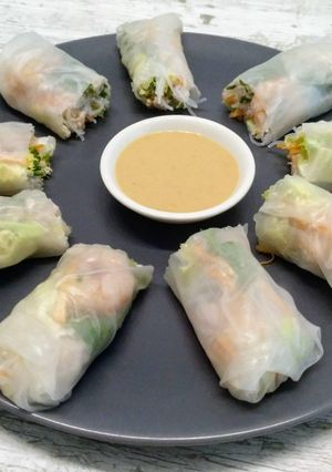 Una foto de Rollitos vietnamitas fríos con salsa de cacahuete