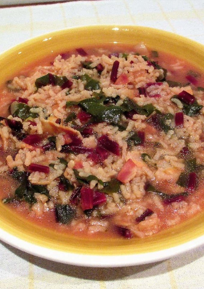 Una foto de Arroz caldoso con pencas de remolacha y beicon