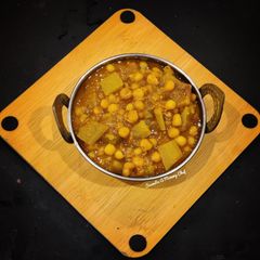 A picture of Lauki matar curry.