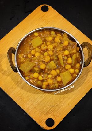 A picture of Lauki matar curry.