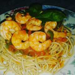 Una foto de Tallarín con camarones al pomodoro