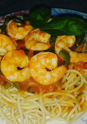 Una foto de Tallarín con camarones al pomodoro
