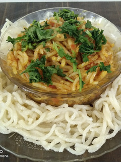 હોમ મેડ મેગી(home made Maggie Recipe In Gujarati) રેસીપી મુખ્ય ફોટો