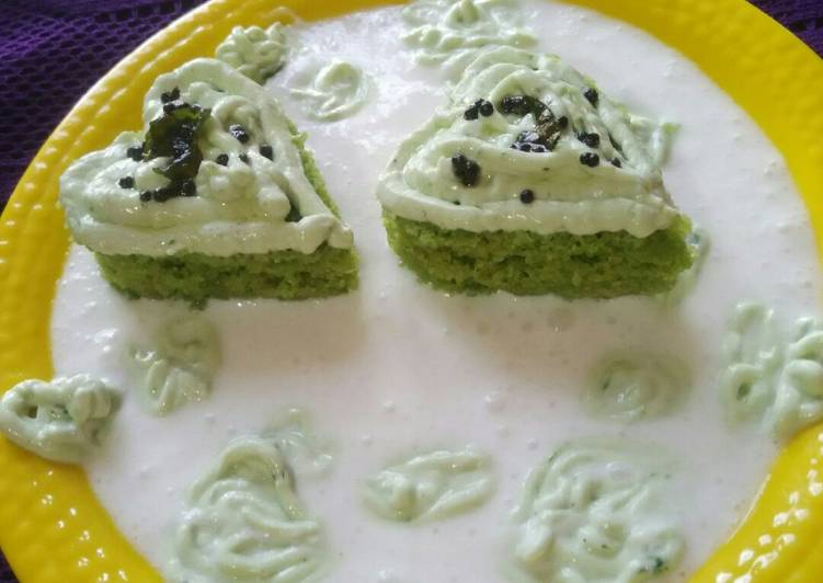 Spinach suji dhokla with hung curd froasting