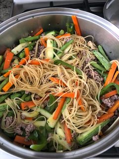 Una foto de Guisado con carne molida y/o pollo y verduras