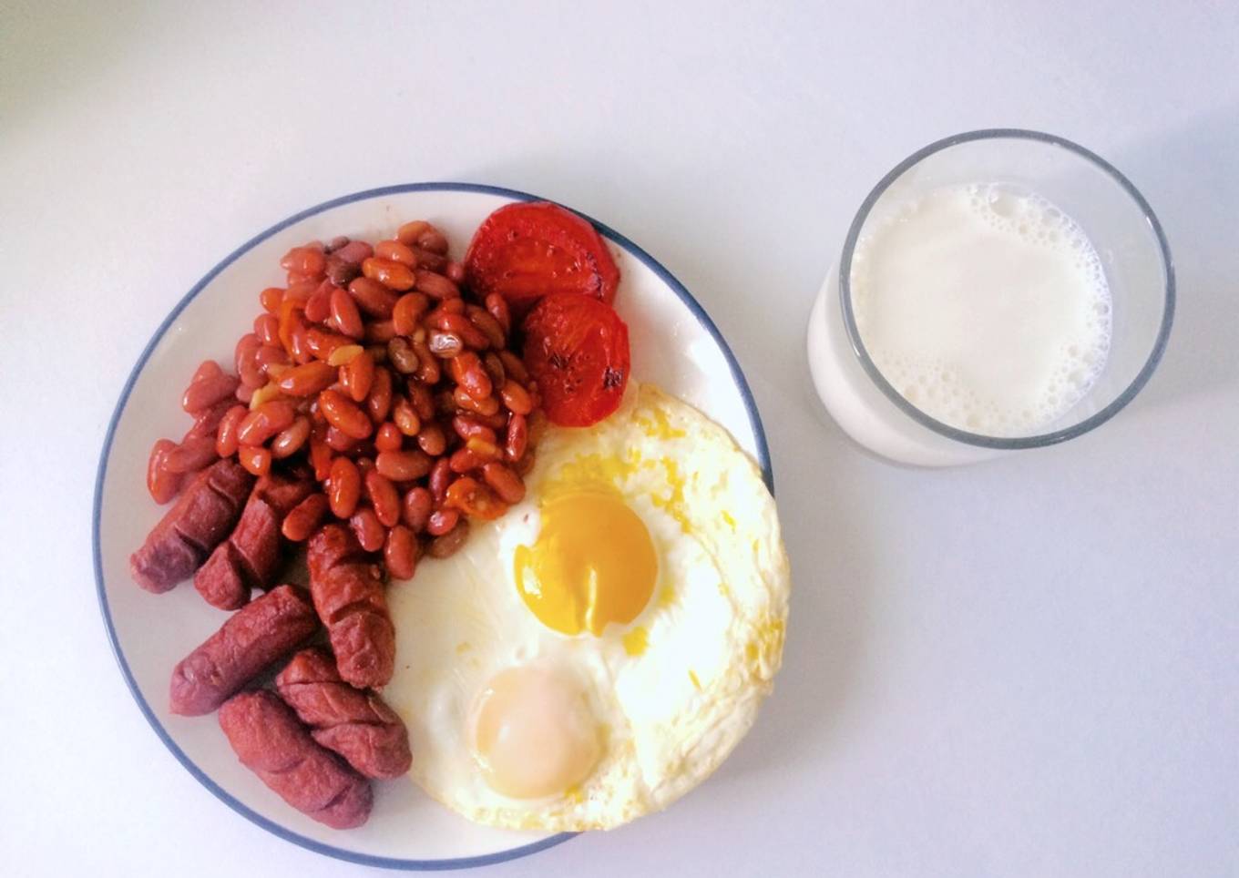 Baked beans with fried eggs and sausage