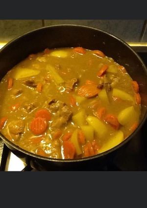 Une photo de Curry d agneau aux carottes et navets blancs
