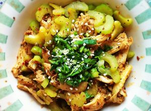 รูปของ ไก่ผัดเซเลอรี่และพริกเสฉวนมิโสะ