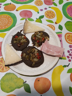 Una foto de Tortitas de germinados con verduras y guarnición