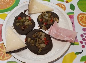 Foto principal de Tortitas de germinados con verduras y guarnición