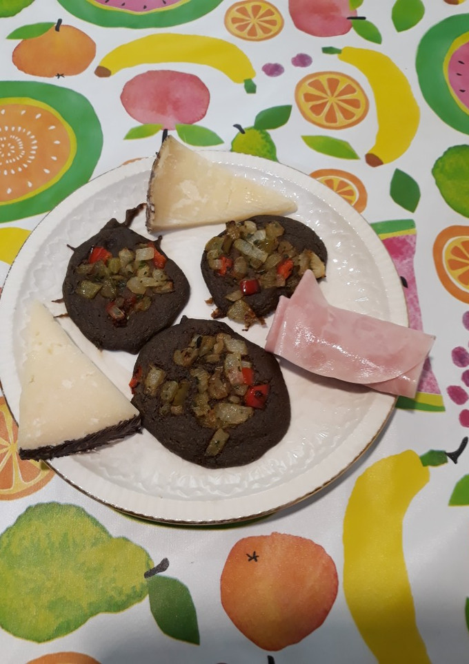 Una foto de Tortitas de germinados con verduras y guarnición