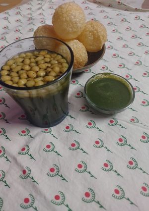 A picture of Khatti - Meethi Pani-puri.