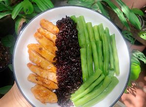 Hình của món Healthy: cơm đen - ức gà sốt mật ong- đậu luộc.