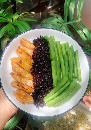 Hình của món Healthy: cơm đen - ức gà sốt mật ong- đậu luộc.