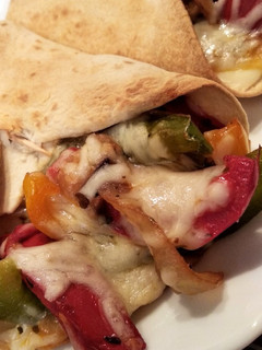 Una foto de Fajitas de pollo, verduras y queso