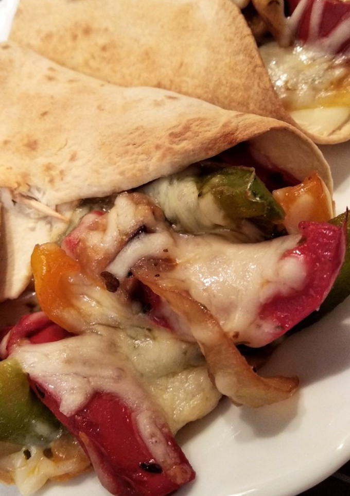 Una foto de Fajitas de pollo, verduras y queso