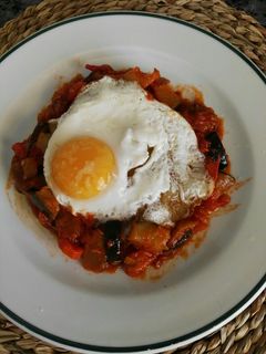 Una foto de Huevo con patatas y fritada de verduras