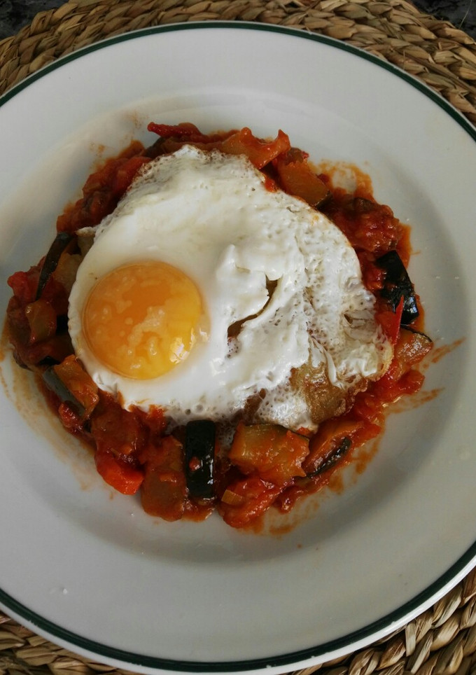 Una foto de Huevo con patatas y fritada de verduras