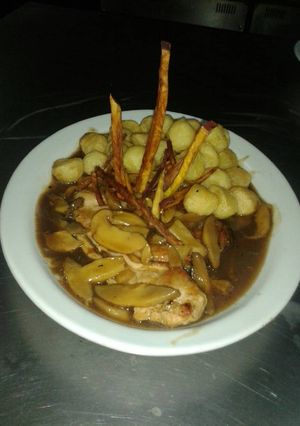 Una foto de Pollo al champiñón