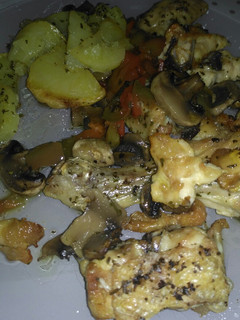 Una foto de Pollo asado con patatas, pimiento y champiñones