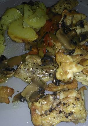 Una foto de Pollo asado con patatas, pimiento y champiñones