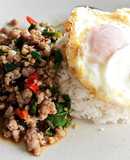 กระเพราหมูสับ ไข่ดาว