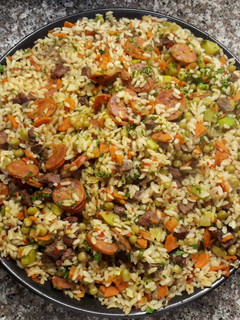 Una foto de Paella de verduras y carne