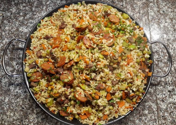 Paella de verduras y carne