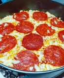 Pizza de pepperoni con una salsa de tomate casera