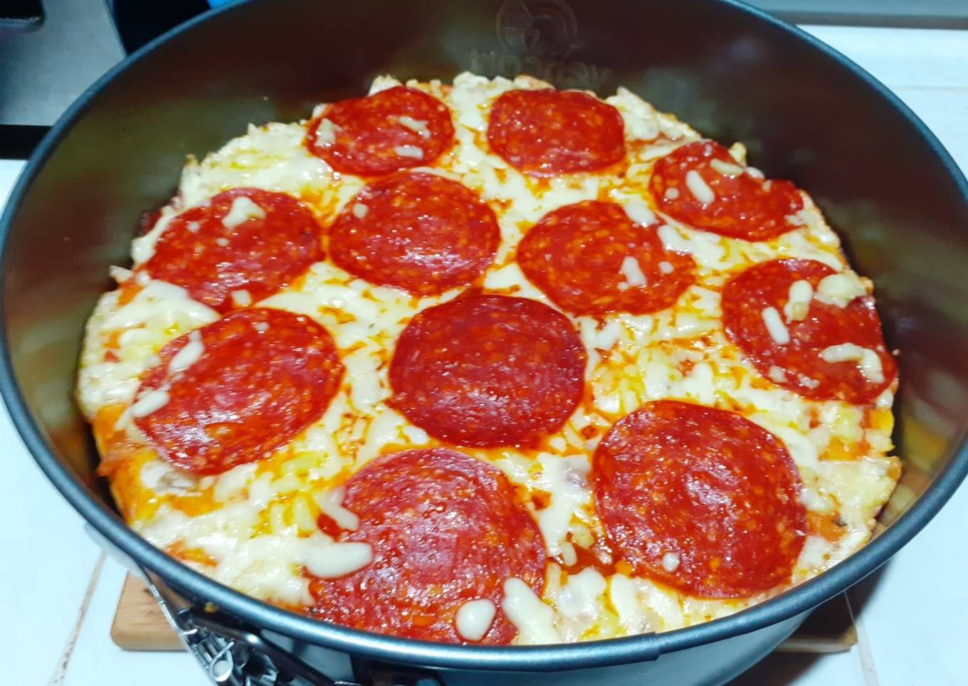Pizza de pepperoni con una salsa de tomate casera