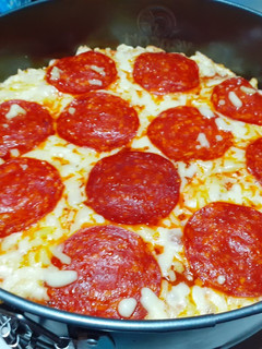 Una foto de Pizza de pepperoni con una salsa de tomate casera