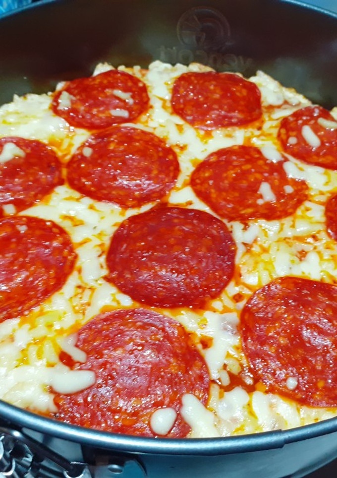 Una foto de Pizza de pepperoni con una salsa de tomate casera