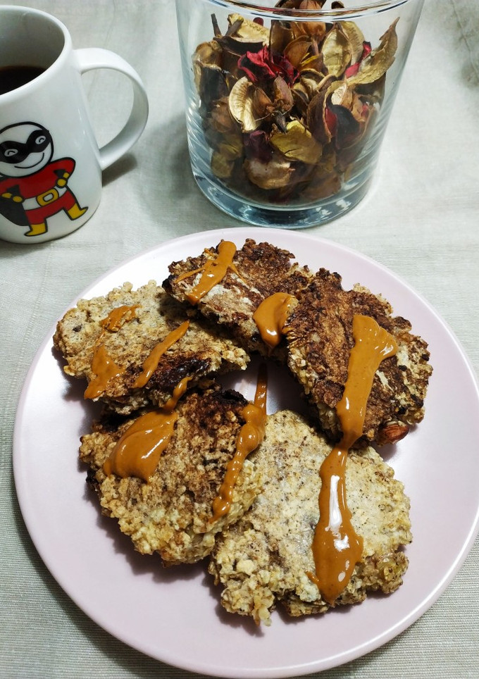 Una foto de Tortitas de avena con frutos secos y crema de cacahuete