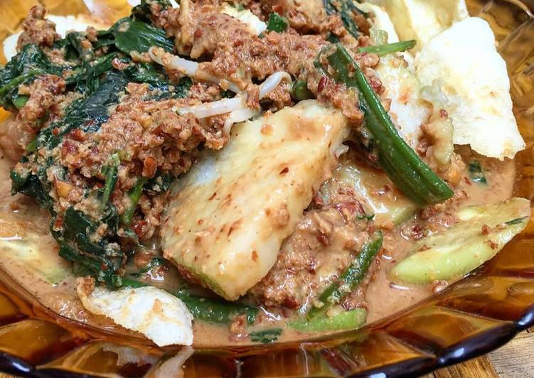 Lontong Pecel (Salad'nya Indonesia)