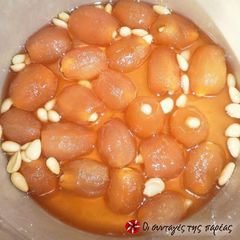 A picture of Firiki apple spoon sweet.