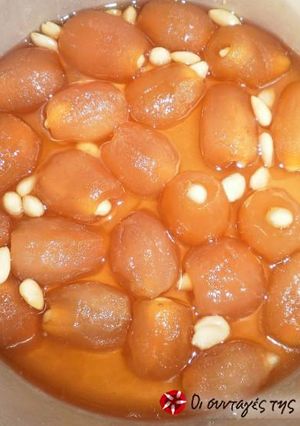 A picture of Firiki apple spoon sweet.