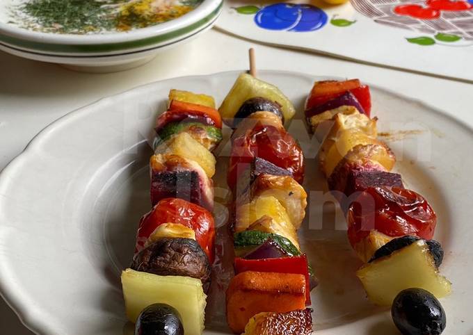 Rainbow veggies and chicken breast stick-kababs with Greek yogurt sauce.... both my way 🤓🌈 🎉