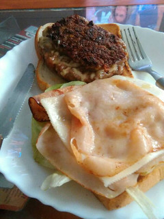 Una foto de Hamburguesa rellena de queso con curry
