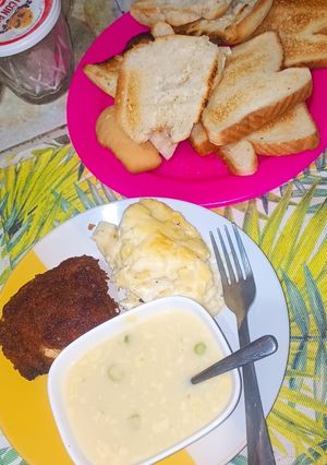 Una foto de Pollo frito, acompañado de Soufflé de papa