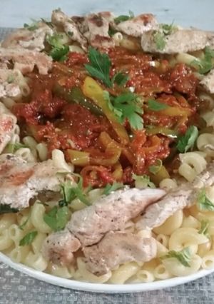 Une photo de Macaronis Méditerranéens aux Poivrons Fondants et Poulet Grillé 🌶️🍗