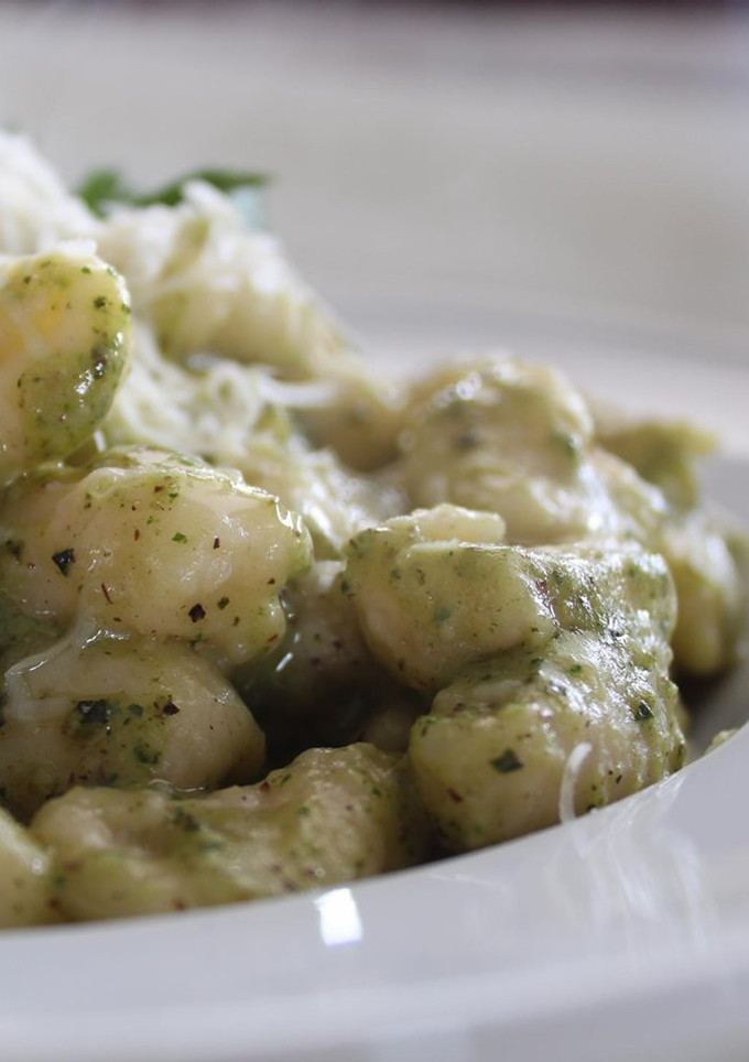 Una foto de Ñoquis de papa al pesto