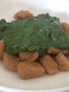 Una foto de Gnocchi de calabaza con salsa de espinaca