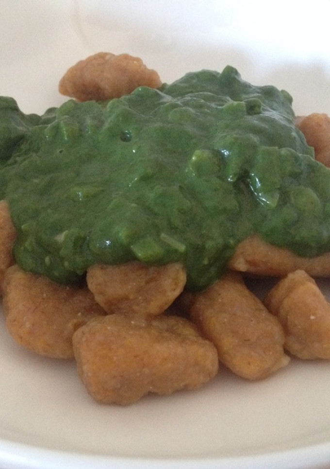 Una foto de Gnocchi de calabaza con salsa de espinaca