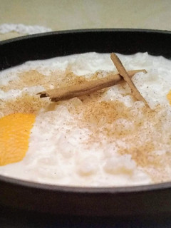 Una foto de Arroz con leche cremoso
