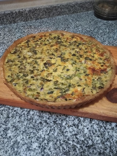 Una foto de Tarta de puerro y verdeo con masa casera fácil y rápida 😛