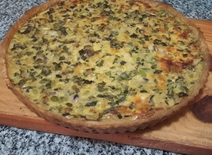 Una foto de Tarta de puerro y verdeo con masa casera fácil y rápida 😛