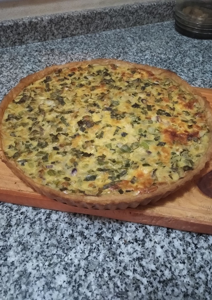 Una foto de Tarta de puerro y verdeo con masa casera fácil y rápida 😛