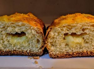 Una foto de PAN Larguito De LECHE 🥛, con Queso Costeño...!