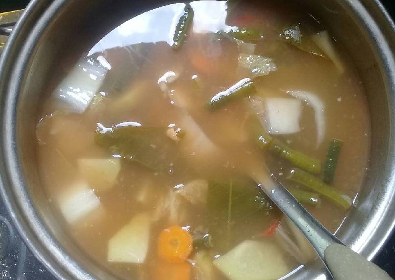 Sup asam dengan sayuran