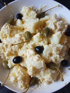 Una foto de Ensalada de patatas alioli con alcaparrones